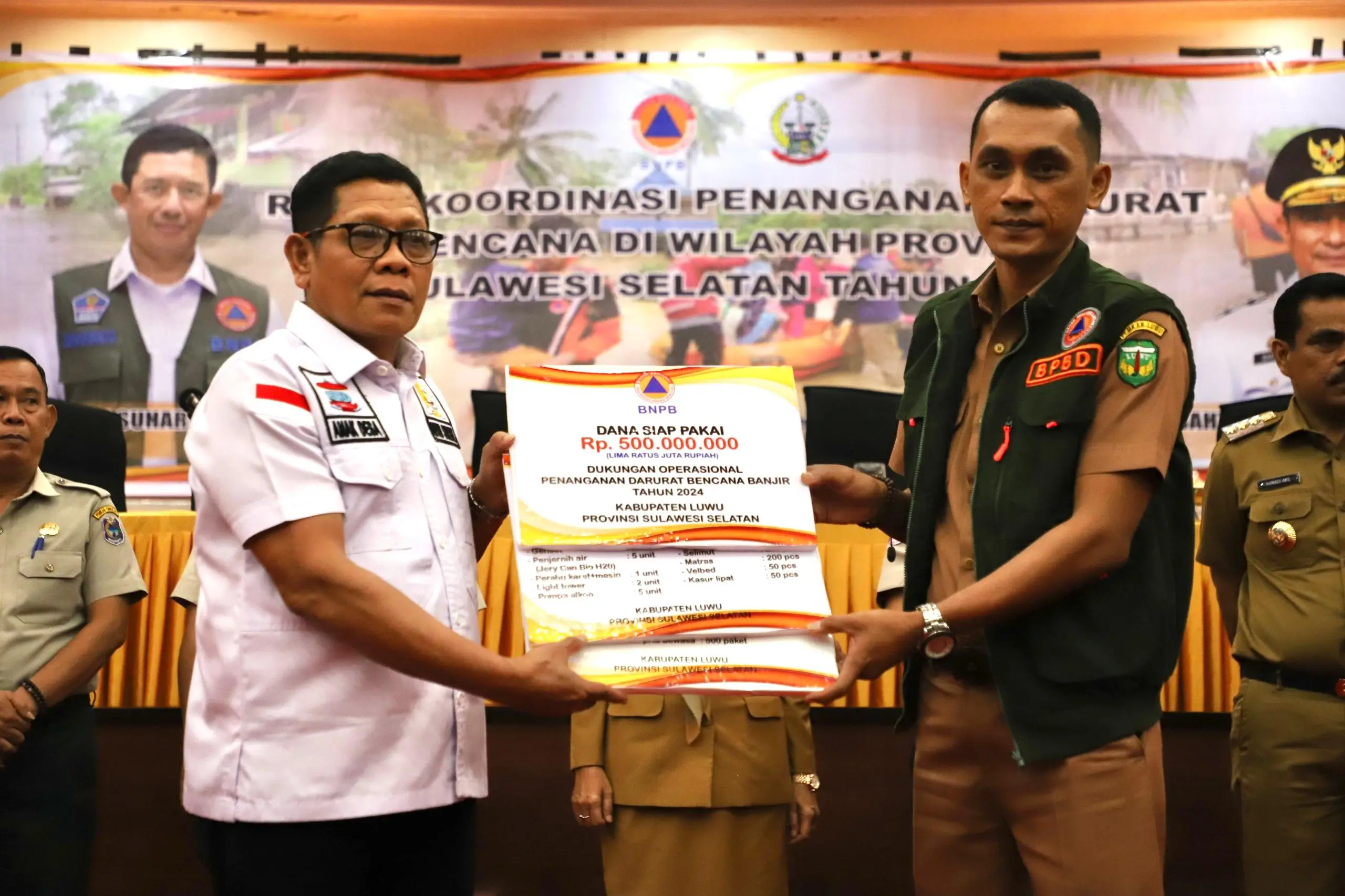 Segenap unsur forkompimda memberikan bantuan secara simbolis kepada pemerintah kabupaten di wilayah Sulawesi Selatan untuk percepatan penanganan banjir dan tanah longsor, Senin (6/5).